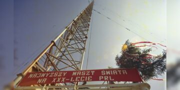 Konstantynów 18.05.1974. Finał montażu masztu radiowego dla Programu 1 Polskiego Radia. Fot. Jan Morek (PAP)