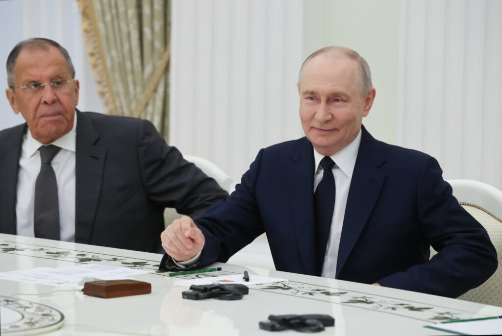 Na zdjęciu rosyjski dyktator Władimir Putin oraz minister spraw zagranicznych Rosji Sergiej Ławrow (PAP/EPA/SERGEI KARPUKHIN/SPUTNIK/KREMLIN / POOL)