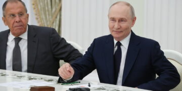 Na zdjęciu rosyjski dyktator Władimir Putin oraz minister spraw zagranicznych Rosji Sergiej Ławrow (PAP/EPA/SERGEI KARPUKHIN/SPUTNIK/KREMLIN / POOL)