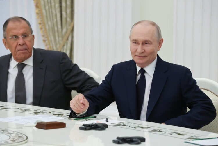 Na zdjęciu rosyjski dyktator Władimir Putin oraz minister spraw zagranicznych Rosji Sergiej Ławrow (PAP/EPA/SERGEI KARPUKHIN/SPUTNIK/KREMLIN / POOL)