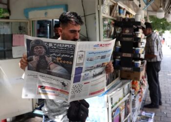 Media: Politico: Burnham wymieniał wiadomości z oszustem podszywającym się pod współpracowniczkę Trumpa. Fot. PAP/EPA/ABEDIN TAHERKENAREH (zdjęcie ilustracyjne)