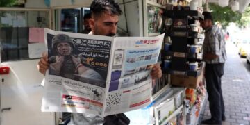 Media: Politico: Burnham wymieniał wiadomości z oszustem podszywającym się pod współpracowniczkę Trumpa. Fot. PAP/EPA/ABEDIN TAHERKENAREH (zdjęcie ilustracyjne)