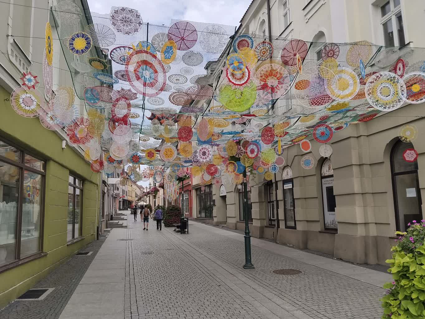 Koronkowy parasol ponownie nad żarskim deptakiem