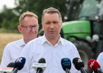 Wiceprezes PiS Przemysław Czarnek (P) i poseł PiS Robert Telus (L). Fot. PAP/Marian Zubrzycki