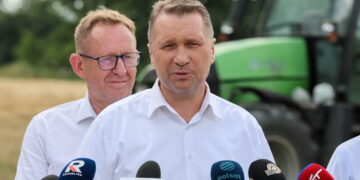 Wiceprezes PiS Przemysław Czarnek (P) i poseł PiS Robert Telus (L). Fot. PAP/Marian Zubrzycki