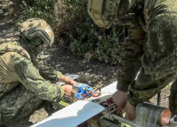 Rosyjscy żołnierze przygotowujący drona do ataku (PAP/EPA/RUSSIAN DEFENCE MINISTRY PRESS SERVICE/HANDOUT HANDOUT)