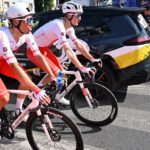 Zawodnicy reprezentacji Polski Tobiasz Pawlak (P) i Norbert Banaszek (L) na mecie 1. etapu kolarskiego wyścigu Tour de Pologne z metą w Koszalinie. Fot. PAP/Marcin Bielecki