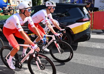 Zawodnicy reprezentacji Polski Tobiasz Pawlak (P) i Norbert Banaszek (L) na mecie 1. etapu kolarskiego wyścigu Tour de Pologne z metą w Koszalinie. Fot. PAP/Marcin Bielecki