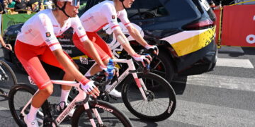 Zawodnicy reprezentacji Polski Tobiasz Pawlak (P) i Norbert Banaszek (L) na mecie 1. etapu kolarskiego wyścigu Tour de Pologne z metą w Koszalinie. Fot. PAP/Marcin Bielecki