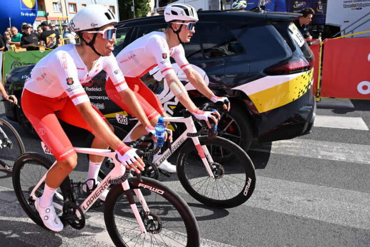 Zawodnicy reprezentacji Polski Tobiasz Pawlak (P) i Norbert Banaszek (L) na mecie 1. etapu kolarskiego wyścigu Tour de Pologne z metą w Koszalinie. Fot. PAP/Marcin Bielecki