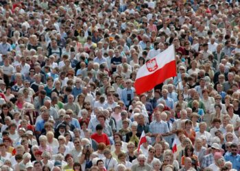 Tłumy ludzi podczas uroczystości święta Matki Bożej Jasnogórskiej na Jasnej Górze Fot. PAP/Maciej Kuroń