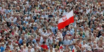 Tłumy ludzi podczas uroczystości święta Matki Bożej Jasnogórskiej na Jasnej Górze Fot. PAP/Maciej Kuroń