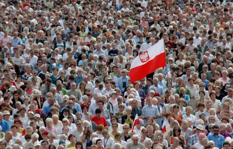 Tłumy ludzi podczas uroczystości święta Matki Bożej Jasnogórskiej na Jasnej Górze Fot. PAP/Maciej Kuroń
