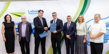 Podpisanie listu intencyjnego o współpracy między woj. lubuskim a spółką Creotech Instruments (fot. Kasia Klimkowska/lubuskie.pl)