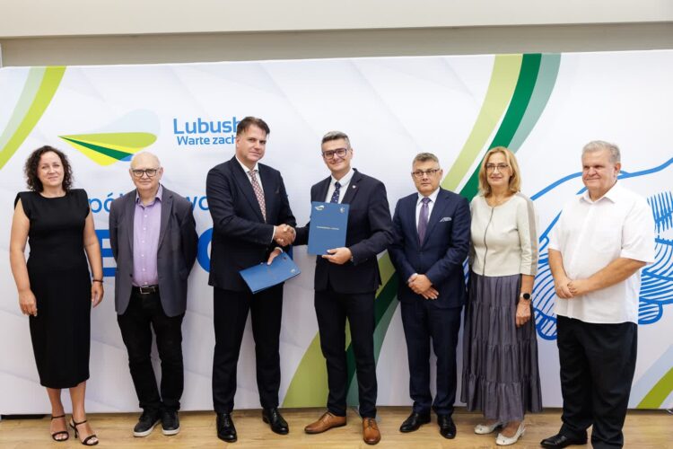 Podpisanie listu intencyjnego o współpracy między woj. lubuskim a spółką Creotech Instruments (fot. Kasia Klimkowska/lubuskie.pl)