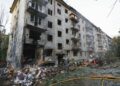 Zniszczenia po ataku na Kijów Fot. PAP/EPA/SERGEY DOLZHENKO