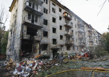 Zniszczenia po ataku na Kijów Fot. PAP/EPA/SERGEY DOLZHENKO