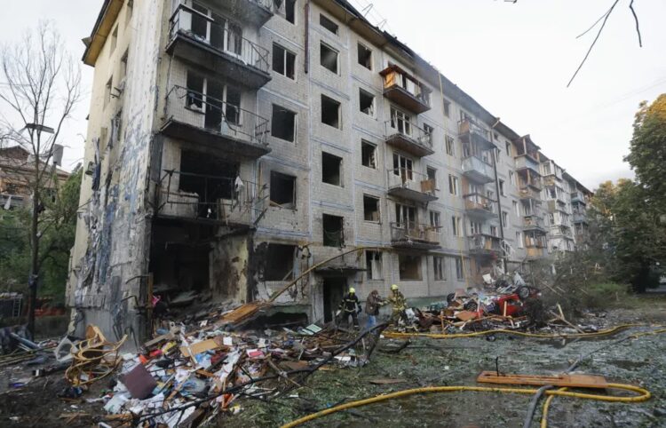 Zniszczenia po ataku na Kijów Fot. PAP/EPA/SERGEY DOLZHENKO