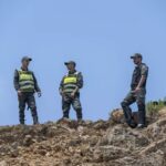 Marokańskie służby w pobliżu przejścia granicznego Bab Sebta Fot. PAP/EPA/JALAL MORCHIDI