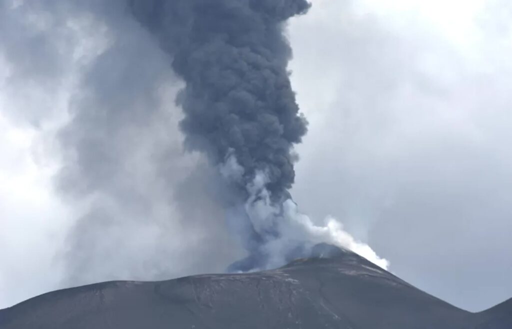Aktywny wulkan Etna, fot. PAP/EPA/ANSA/ORIETTA SCARDINO