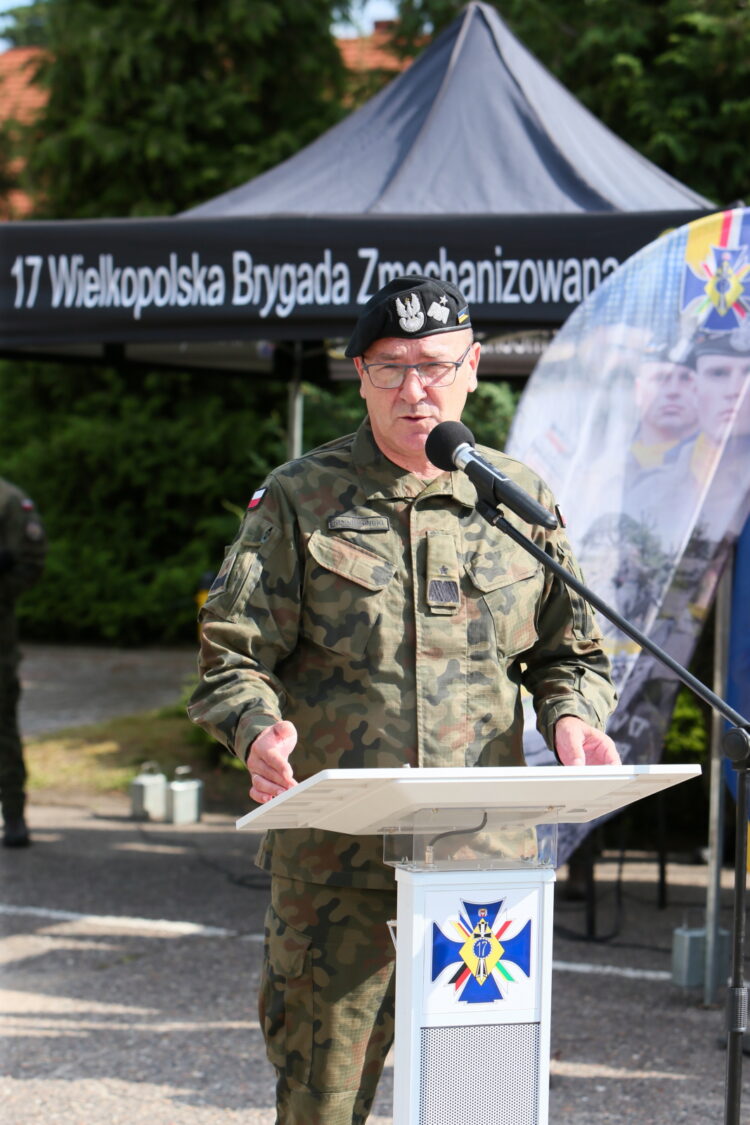 Wêdrzyn, 17.08.2026. Dowódca 17 WBZ gen. bryg. S³awomir Kocanowski przemawia podczas uroczystoci po¿egnania XIX zmiany Polskiego Kontyngentu Wojskowego Rumunia na terenie kompleksu koszarowego 45. Wojskowego Oddzia³u Gospodarczego w Wêdrzynie, 17 bm. W sk³ad XIX zmiany PKW Rumunia wchodz¹ g³ównie ¿o³nierze 17. Wielkopolskiej Brygady Zmechanizowanej. (jm) PAP/Lech Muszyñski