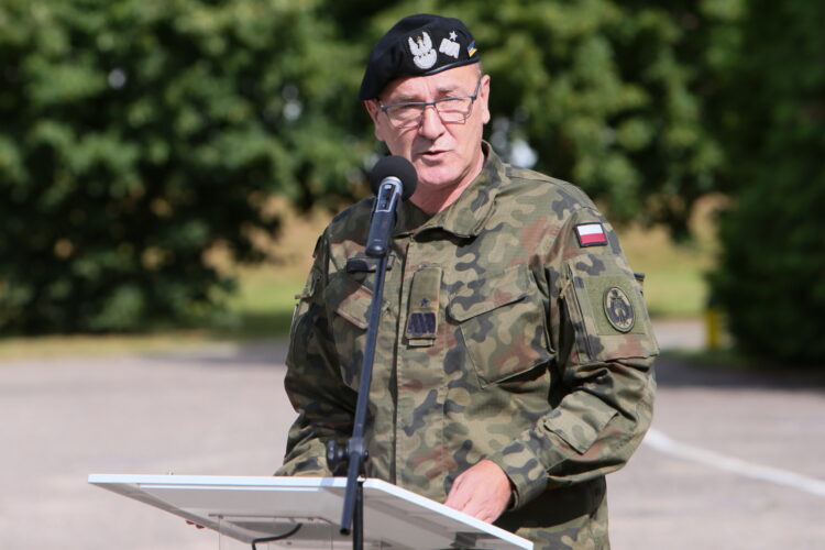 Wêdrzyn, 17.08.2026. Dowódca 17 WBZ gen. bryg. S³awomir Kocanowski przemawia podczas uroczystoci po¿egnania XIX zmiany Polskiego Kontyngentu Wojskowego Rumunia na terenie kompleksu koszarowego 45. Wojskowego Oddzia³u Gospodarczego w Wêdrzynie, 17 bm. W sk³ad XIX zmiany PKW Rumunia wchodz¹ g³ównie ¿o³nierze 17. Wielkopolskiej Brygady Zmechanizowanej. (jm) PAP/Lech Muszyñski