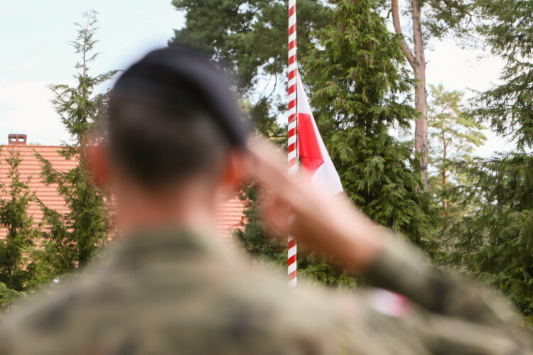 Wêdrzyn, 17.08.2026. Uroczystoæ po¿egnania XIX zmiany Polskiego Kontyngentu Wojskowego Rumunia na terenie kompleksu koszarowego 45. Wojskowego Oddzia³u Gospodarczego w Wêdrzynie, 17 bm. W sk³ad XIX zmiany PKW Rumunia wchodz¹ g³ównie ¿o³nierze 17. Wielkopolskiej Brygady Zmechanizowanej. (jm) PAP/Lech Muszyñski