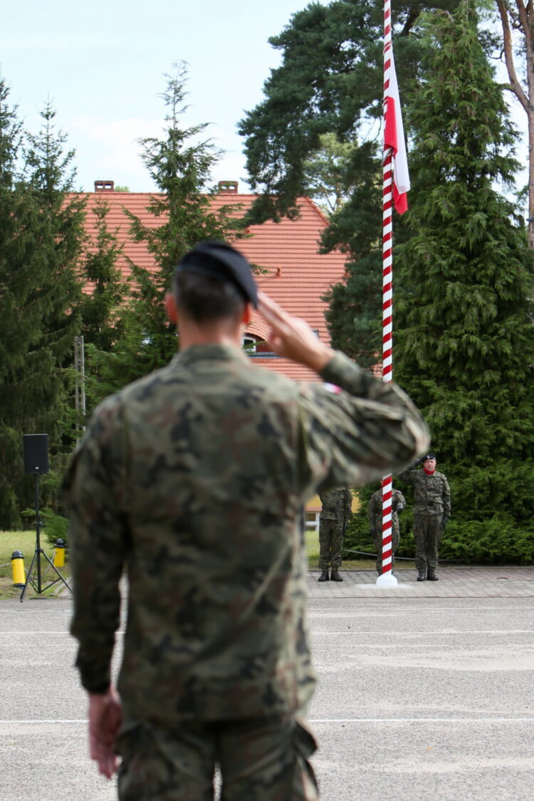 Wêdrzyn, 17.08.2026. Uroczystoæ po¿egnania XIX zmiany Polskiego Kontyngentu Wojskowego Rumunia na terenie kompleksu koszarowego 45. Wojskowego Oddzia³u Gospodarczego w Wêdrzynie, 17 bm. W sk³ad XIX zmiany PKW Rumunia wchodz¹ g³ównie ¿o³nierze 17. Wielkopolskiej Brygady Zmechanizowanej. (jm) PAP/Lech Muszyñski
