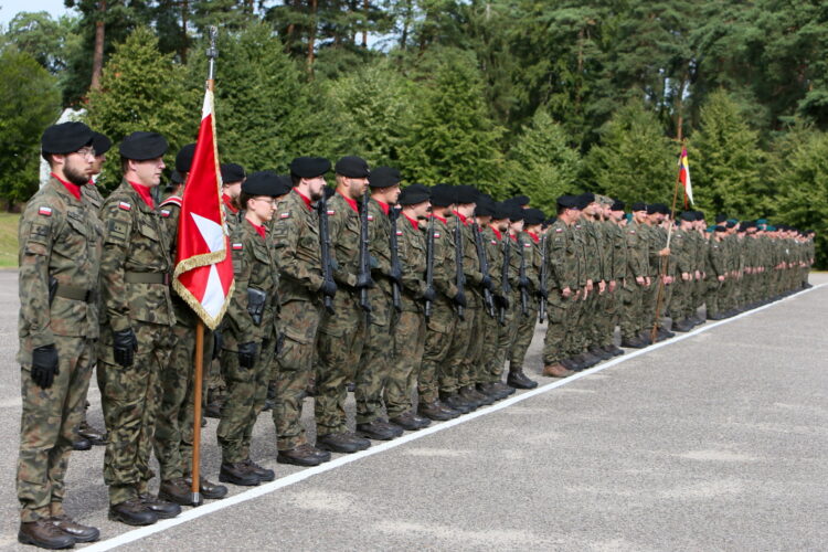 Wêdrzyn, 17.08.2026. Uroczystoæ po¿egnania XIX zmiany Polskiego Kontyngentu Wojskowego Rumunia na terenie kompleksu koszarowego 45. Wojskowego Oddzia³u Gospodarczego w Wêdrzynie, 17 bm. W sk³ad XIX zmiany PKW Rumunia wchodz¹ g³ównie ¿o³nierze 17. Wielkopolskiej Brygady Zmechanizowanej. (jm) PAP/Lech Muszyñski