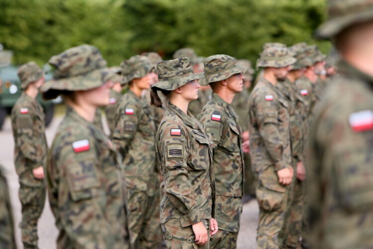 Wêdrzyn, 17.08.2026. Uroczystoæ po¿egnania XIX zmiany Polskiego Kontyngentu Wojskowego Rumunia na terenie kompleksu koszarowego 45. Wojskowego Oddzia³u Gospodarczego w Wêdrzynie, 17 bm. W sk³ad XIX zmiany PKW Rumunia wchodz¹ g³ównie ¿o³nierze 17. Wielkopolskiej Brygady Zmechanizowanej. (jm) PAP/Lech Muszyñski