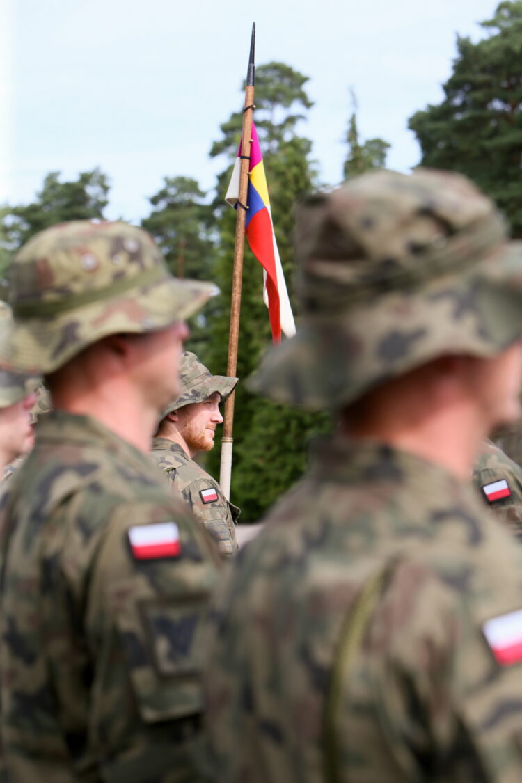 Wêdrzyn, 17.08.2026. Uroczystoæ po¿egnania XIX zmiany Polskiego Kontyngentu Wojskowego Rumunia na terenie kompleksu koszarowego 45. Wojskowego Oddzia³u Gospodarczego w Wêdrzynie, 17 bm. W sk³ad XIX zmiany PKW Rumunia wchodz¹ g³ównie ¿o³nierze 17. Wielkopolskiej Brygady Zmechanizowanej. (jm) PAP/Lech Muszyñski
