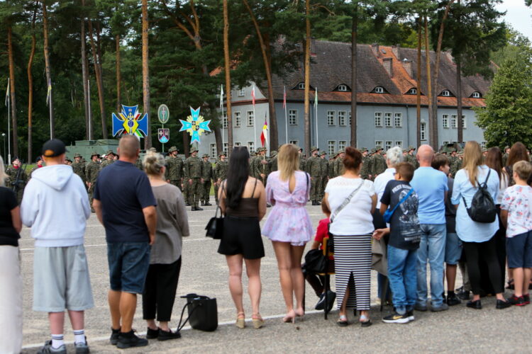 Wêdrzyn, 17.08.2026. Uroczystoæ po¿egnania XIX zmiany Polskiego Kontyngentu Wojskowego Rumunia na terenie kompleksu koszarowego 45. Wojskowego Oddzia³u Gospodarczego w Wêdrzynie, 17 bm. W sk³ad XIX zmiany PKW Rumunia wchodz¹ g³ównie ¿o³nierze 17. Wielkopolskiej Brygady Zmechanizowanej. (jm) PAP/Lech Muszyñski