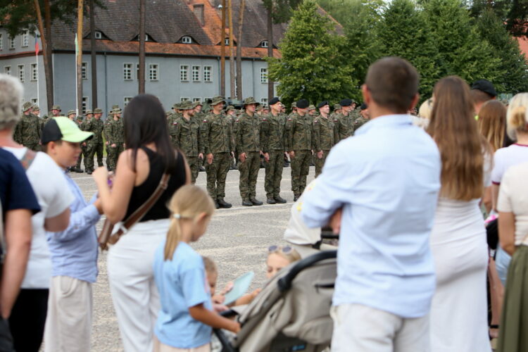 Wêdrzyn, 17.08.2026. Uroczystoæ po¿egnania XIX zmiany Polskiego Kontyngentu Wojskowego Rumunia na terenie kompleksu koszarowego 45. Wojskowego Oddzia³u Gospodarczego w Wêdrzynie, 17 bm. W sk³ad XIX zmiany PKW Rumunia wchodz¹ g³ównie ¿o³nierze 17. Wielkopolskiej Brygady Zmechanizowanej. (jm) PAP/Lech Muszyñski