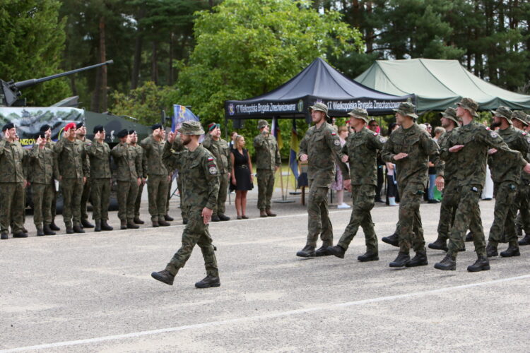 Wêdrzyn, 17.08.2026. Uroczystoæ po¿egnania XIX zmiany Polskiego Kontyngentu Wojskowego Rumunia na terenie kompleksu koszarowego 45. Wojskowego Oddzia³u Gospodarczego w Wêdrzynie, 17 bm. W sk³ad XIX zmiany PKW Rumunia wchodz¹ g³ównie ¿o³nierze 17. Wielkopolskiej Brygady Zmechanizowanej. (jm) PAP/Lech Muszyñski