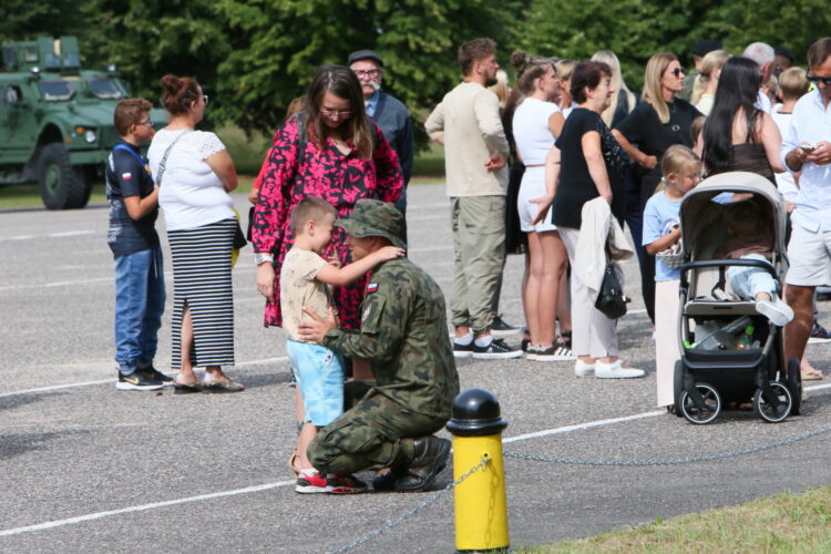 Wêdrzyn, 17.08.2026. Uroczystoæ po¿egnania XIX zmiany Polskiego Kontyngentu Wojskowego Rumunia na terenie kompleksu koszarowego 45. Wojskowego Oddzia³u Gospodarczego w Wêdrzynie, 17 bm. W sk³ad XIX zmiany PKW Rumunia wchodz¹ g³ównie ¿o³nierze 17. Wielkopolskiej Brygady Zmechanizowanej. (jm) PAP/Lech Muszyñski