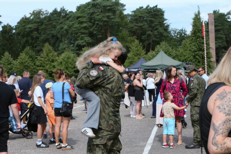 Wêdrzyn, 17.08.2026. Uroczystoæ po¿egnania XIX zmiany Polskiego Kontyngentu Wojskowego Rumunia na terenie kompleksu koszarowego 45. Wojskowego Oddzia³u Gospodarczego w Wêdrzynie, 17 bm. W sk³ad XIX zmiany PKW Rumunia wchodz¹ g³ównie ¿o³nierze 17. Wielkopolskiej Brygady Zmechanizowanej. (jm) PAP/Lech Muszyñski