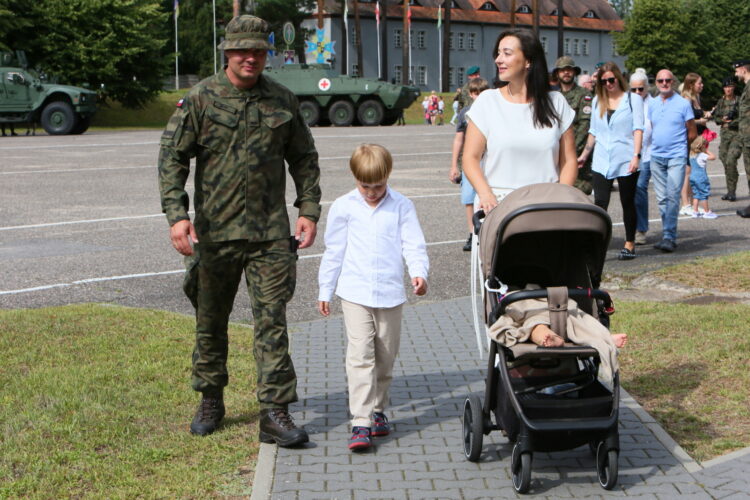 Wêdrzyn, 17.08.2026. Uroczystoæ po¿egnania XIX zmiany Polskiego Kontyngentu Wojskowego Rumunia na terenie kompleksu koszarowego 45. Wojskowego Oddzia³u Gospodarczego w Wêdrzynie, 17 bm. W sk³ad XIX zmiany PKW Rumunia wchodz¹ g³ównie ¿o³nierze 17. Wielkopolskiej Brygady Zmechanizowanej. (jm) PAP/Lech Muszyñski
