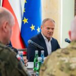 Premier Donald Tusk na posiedzeniu zespołu koordynacyjnego z udziałem przedstawicieli służb, zdjęcie ilustracyjne. Fot. PAP/Karol Zienkiewicz