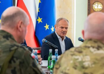 Premier Donald Tusk na posiedzeniu zespołu koordynacyjnego z udziałem przedstawicieli służb, zdjęcie ilustracyjne. Fot. PAP/Karol Zienkiewicz
