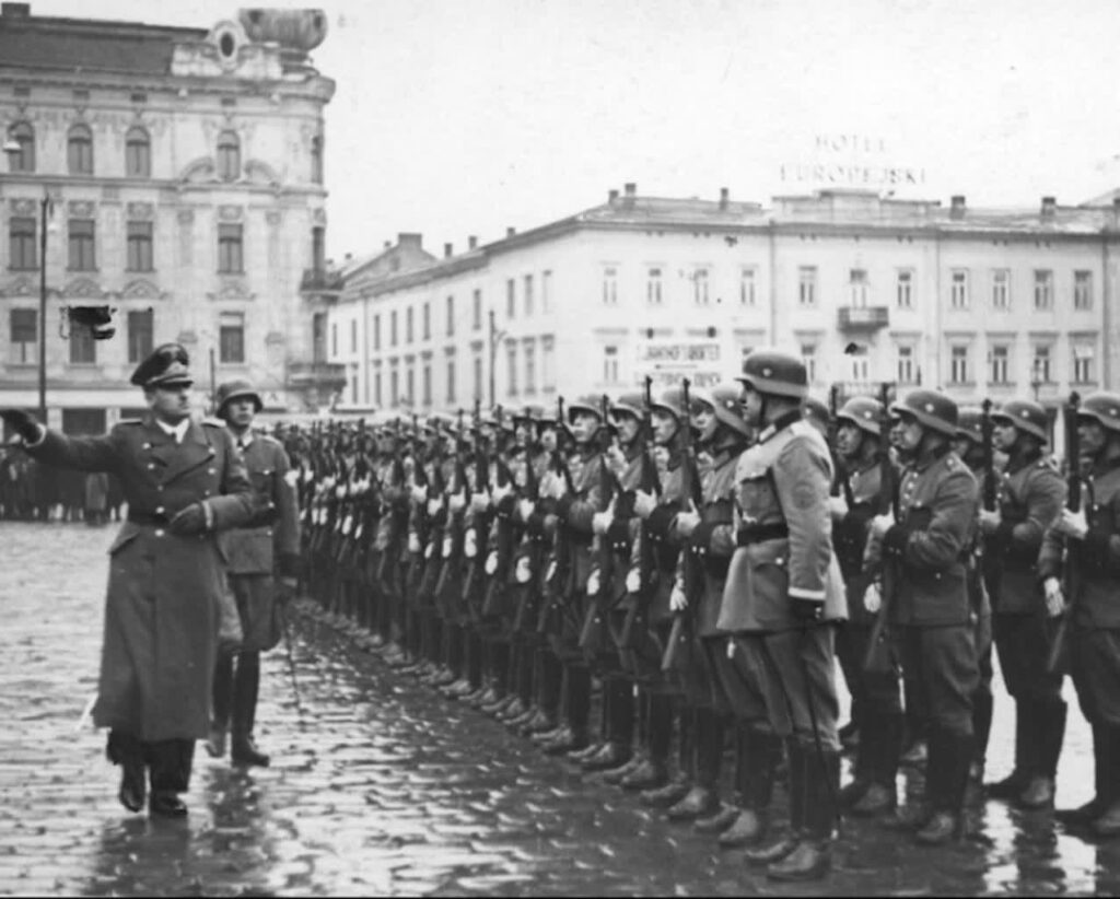 Generalne Gubernatorstwo, Generalny Gubernator Hans Frank przed frontem niemieckiego oddziału. Fot. warhist.pl