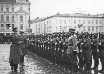 Generalne Gubernatorstwo, Generalny Gubernator Hans Frank przed frontem niemieckiego oddziału. Fot. warhist.pl