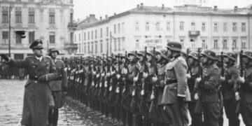 Generalne Gubernatorstwo, Generalny Gubernator Hans Frank przed frontem niemieckiego oddziału. Fot. warhist.pl