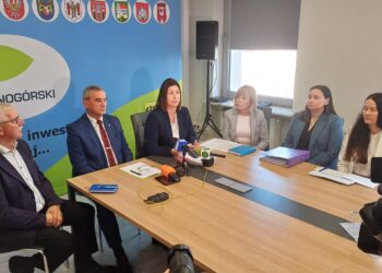 Starosta zielonogórski Tadeusz Pająk i Izabela Kniżatko, prezeska szpitala w Sulechowie. Konferencja prasowa ws. konsolidacji szpitali (fot. Piotr Bakselerowicz)