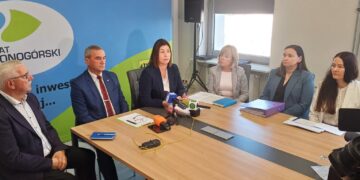 Starosta zielonogórski Tadeusz Pająk i Izabela Kniżatko, prezeska szpitala w Sulechowie. Konferencja prasowa ws. konsolidacji szpitali (fot. Piotr Bakselerowicz)