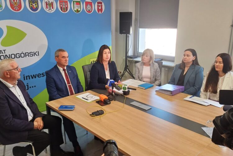 Starosta zielonogórski Tadeusz Pająk i Izabela Kniżatko, prezeska szpitala w Sulechowie. Konferencja prasowa ws. konsolidacji szpitali (fot. Piotr Bakselerowicz)
