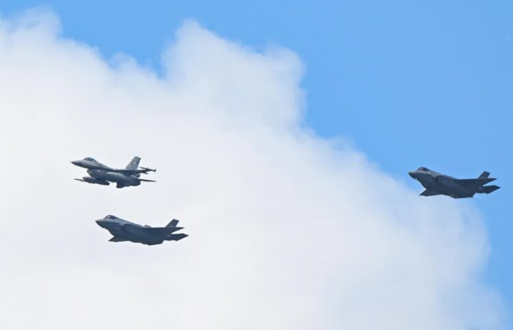 Samoloty F-35 i F-16 Sił Powietrznych RP - zdjęcie ilustracyjne Fot. PAP/Marcin Obara