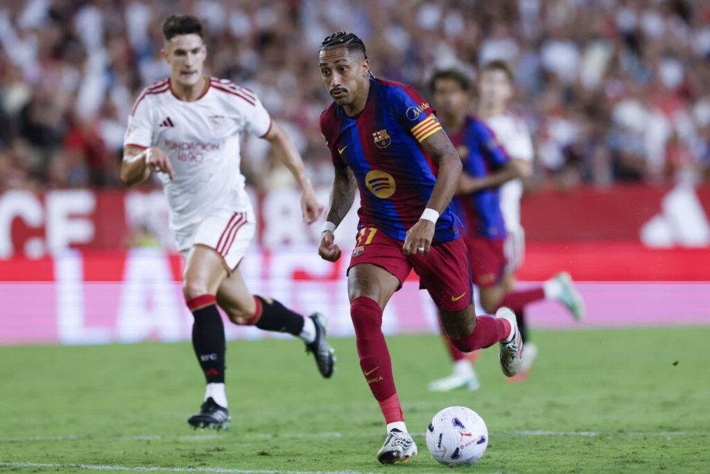 Piłkarze FC Barcelony: Raphinha i Lamine Yamal. Fot. PAP/EPA/JULIO MUNOZ