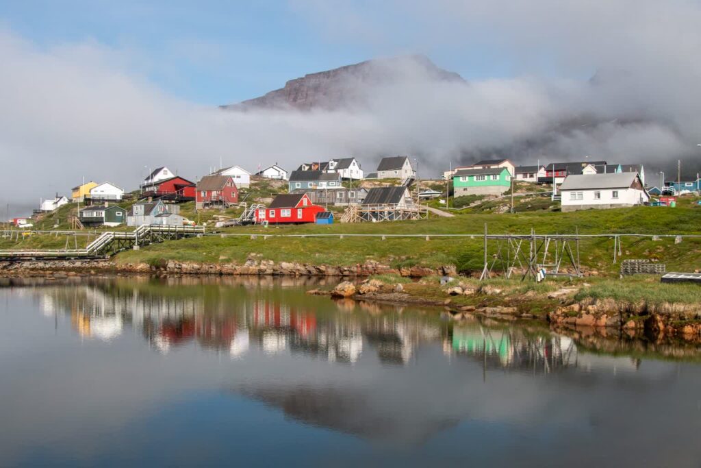 Malownicza wioska Qeqertarsuaq na Grenlandii. Fot. Pexels