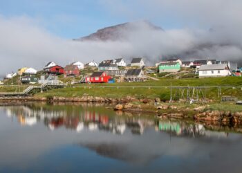 Malownicza wioska Qeqertarsuaq na Grenlandii. Fot. Pexels