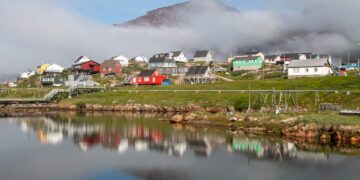 Malownicza wioska Qeqertarsuaq na Grenlandii. Fot. Pexels